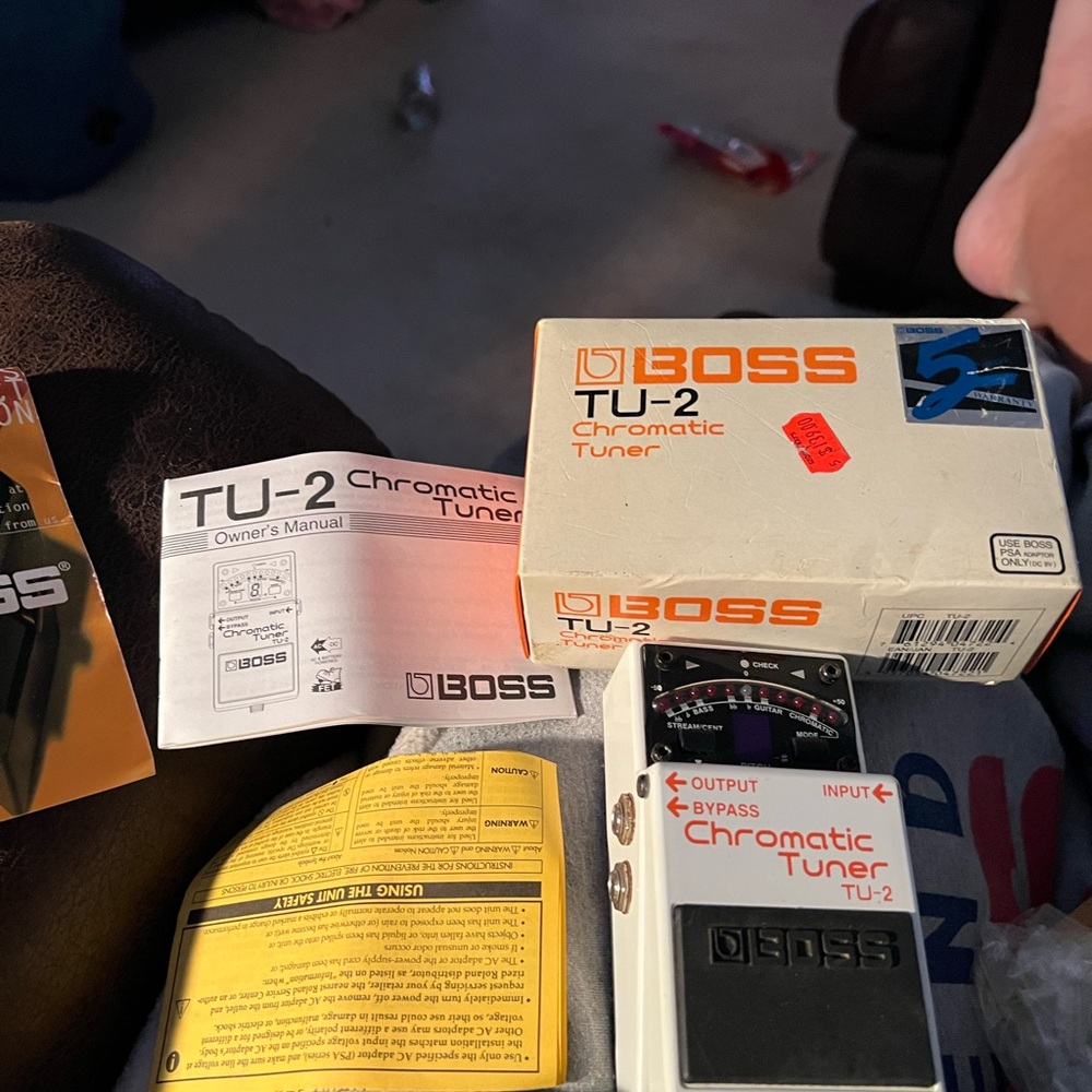 Boss Chromatic Tuner TU-2 in White and Black